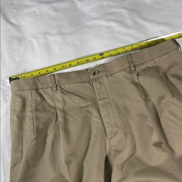 Lands' End mens khaki rugged double pleated expandable 9" chino shorts - size 42 - Picture 12 of 12